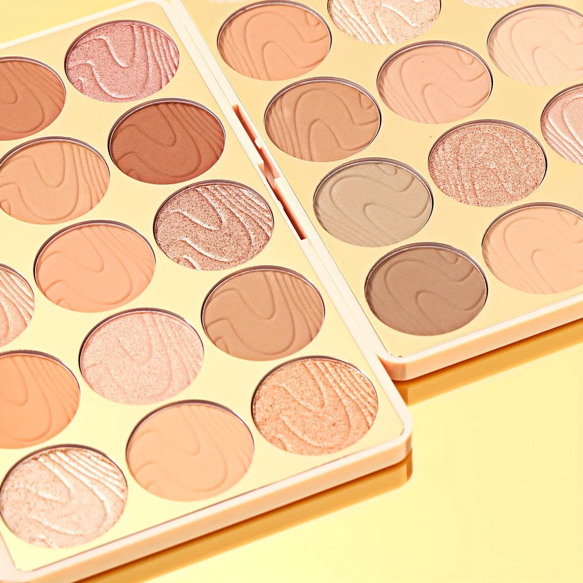 15 Color Contour Powder Compact With Highlighter Disc