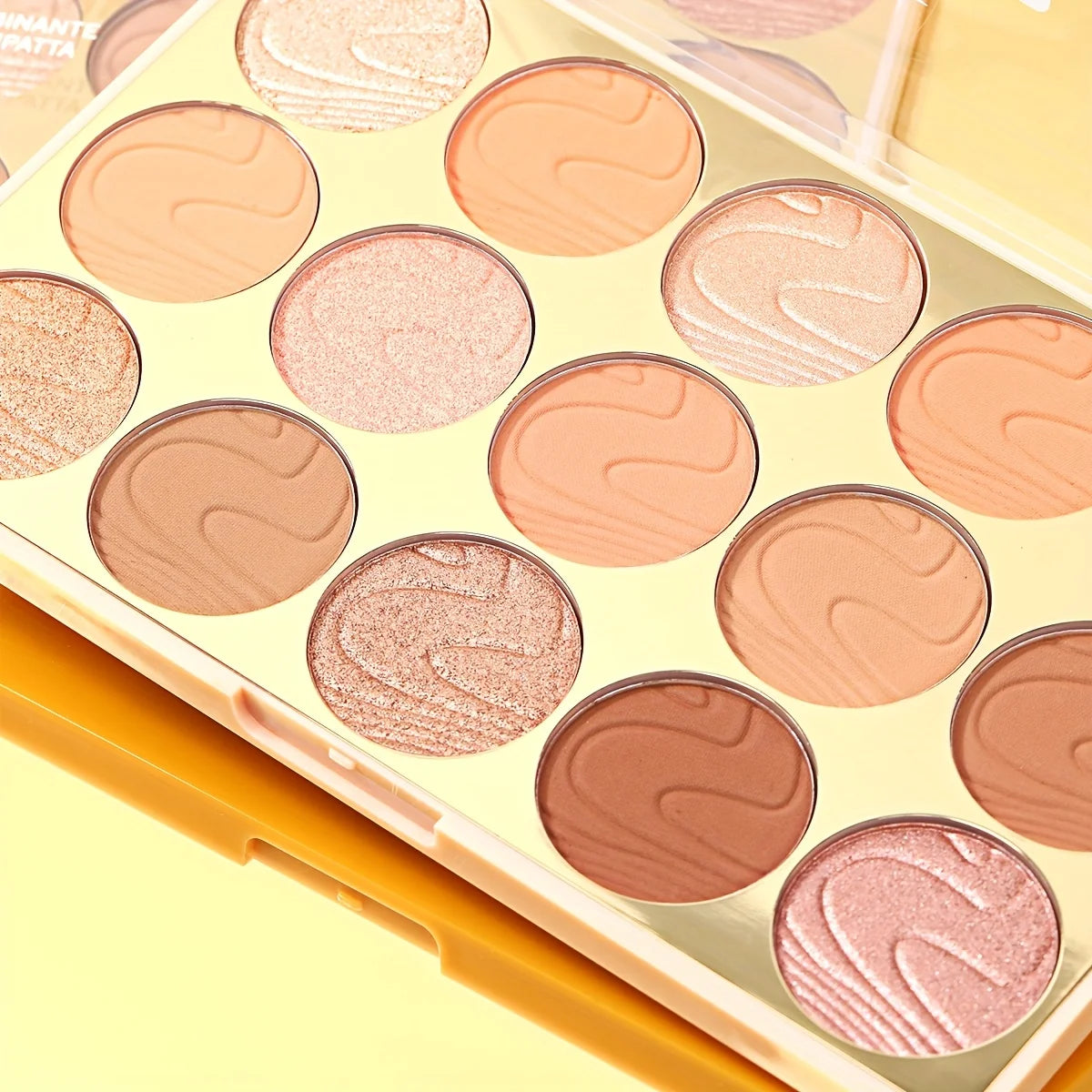 15 Color Contour Powder Compact With Highlighter Disc